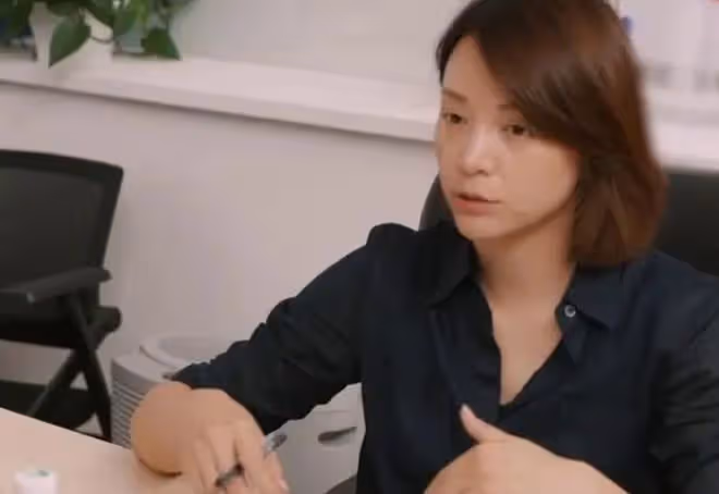 56歲周濤和50歲董卿近照，一個優雅老去，一個剪短髮成路人