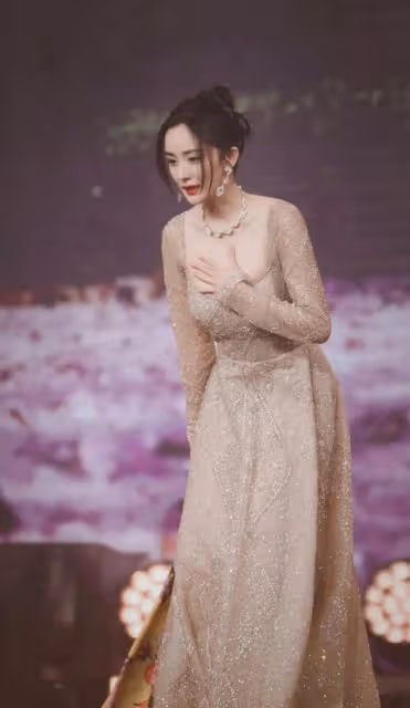 一部諜戰劇,把38歲楊冪的「中年尷尬」展現得淋漓盡致