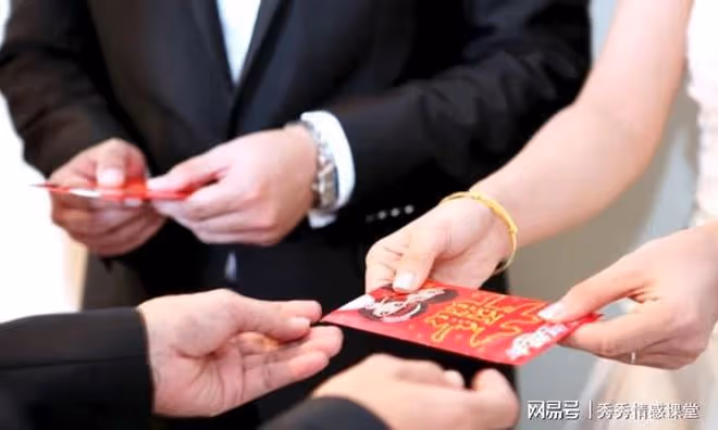 發小結婚我隨禮500,我辦酒時他挎包前來,看清禮金我慌了手腳