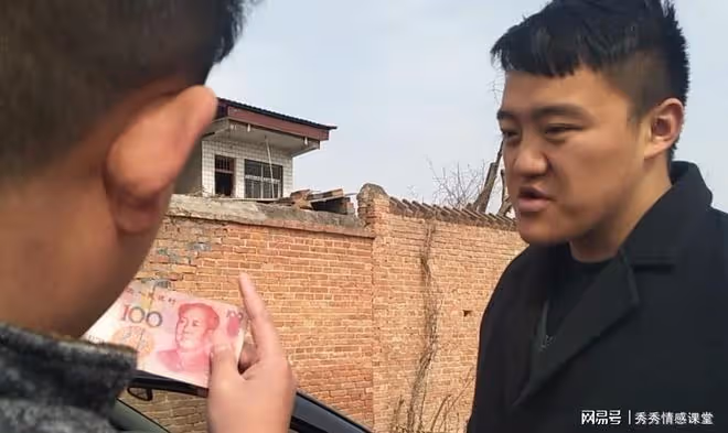 發小結婚我隨禮500,我辦酒時他挎包前來,看清禮金我慌了手腳