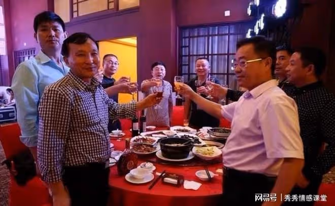 發小結婚我隨禮500,我辦酒時他挎包前來,看清禮金我慌了手腳