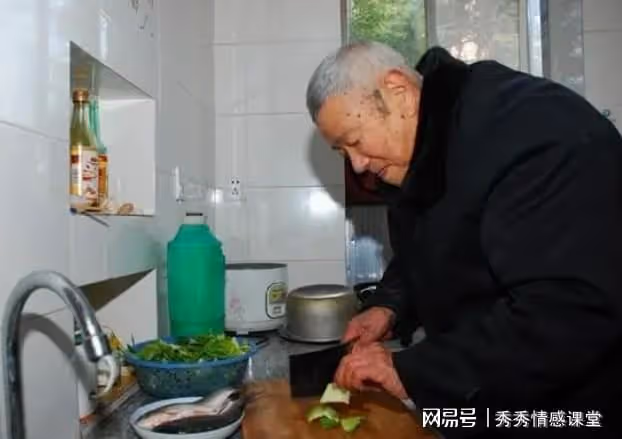 我擅自把生病母親接來,讓退休老伴照顧,她卻帶著行李消失了