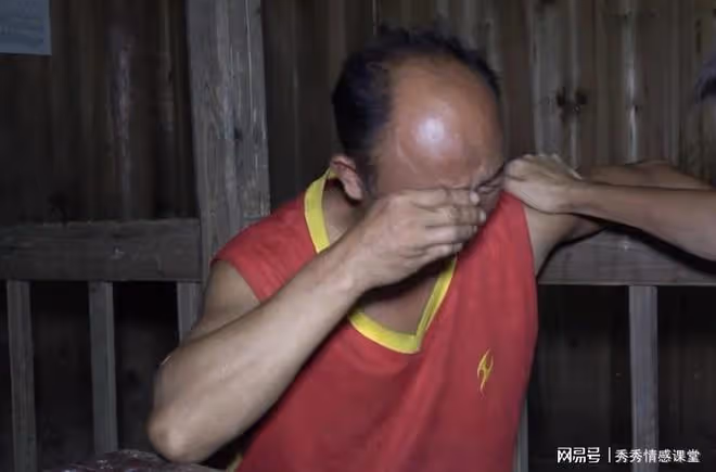 當年我爸是上門女婿,外公一直對他不滿意,臨終前讓他打開箱子