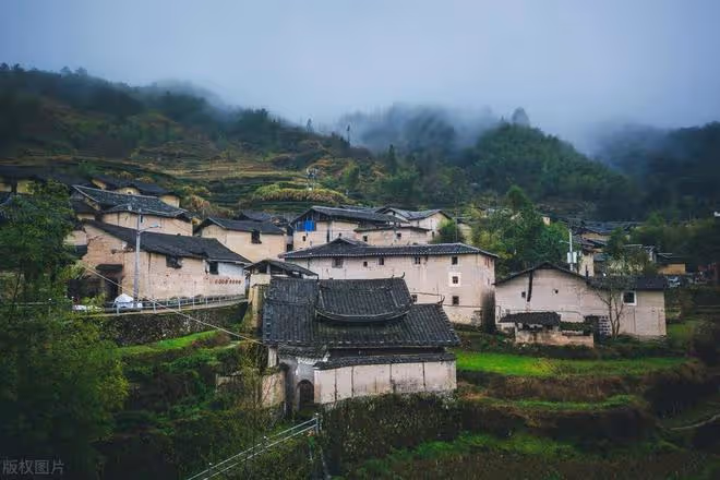 奉勸那些進城幫子女帶娃的老人們,別做這4件傻事,以免晚年淒涼