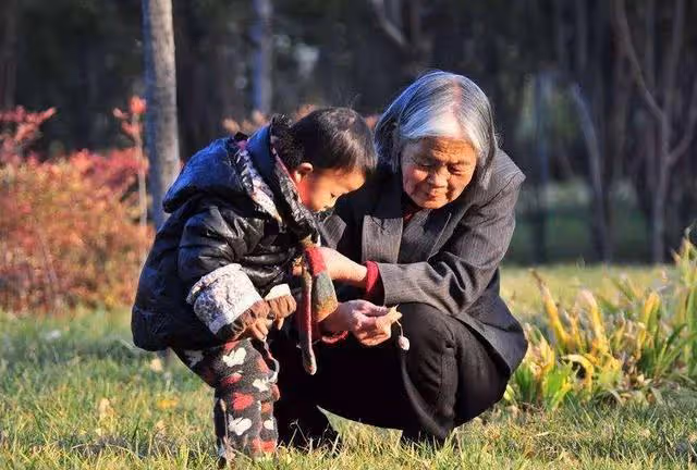 奉勸那些進城幫子女帶娃的老人們,別做這4件傻事,以免晚年淒涼
