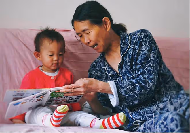 奉勸那些進城幫子女帶娃的老人們,別做這4件傻事,以免晚年淒涼