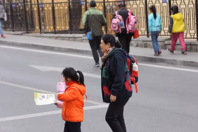 奉勸那些進城幫子女帶娃的老人們,別做這4件傻事,以免晚年淒涼