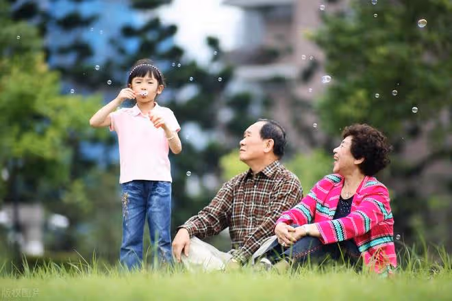 奉勸那些進城幫子女帶娃的老人們,別做這4件傻事,以免晚年淒涼