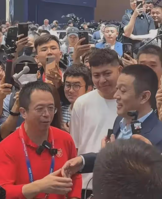 雷軍、周鴻禕現身理想展台，李想親自陪同，對前者冷淡、後者熱情