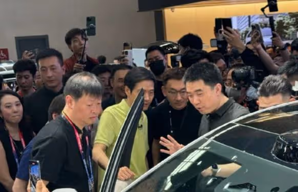 雷軍、周鴻禕現身理想展台，李想親自陪同，對前者冷淡、後者熱情
