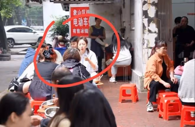 37歲李思思現身廣西！吃8塊路邊攤，大口嗦粉飯量不小，辮子搶鏡
