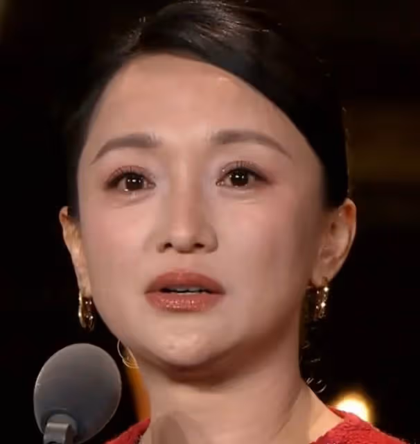 上海這一晚，被「又矮又土」的周迅驚艷，不穿暴露禮服卻艷壓群芳