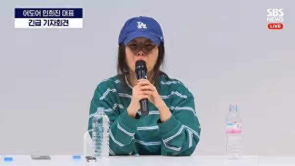 ILLIT總監參戰!被閔熙珍控抄襲NewJeans 曬中指照表態