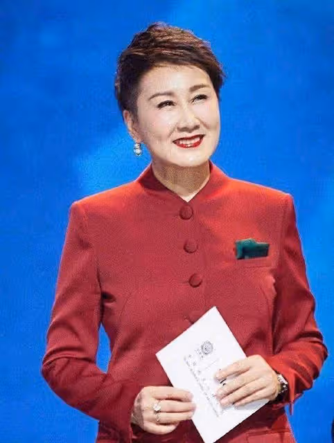 62歲張凱麗穿西裝翻車了!上衣拖沓到大腿,好像偷穿了老公的西裝