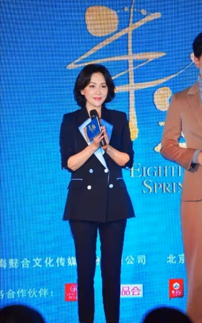 62歲張凱麗穿西裝翻車了!上衣拖沓到大腿,好像偷穿了老公的西裝