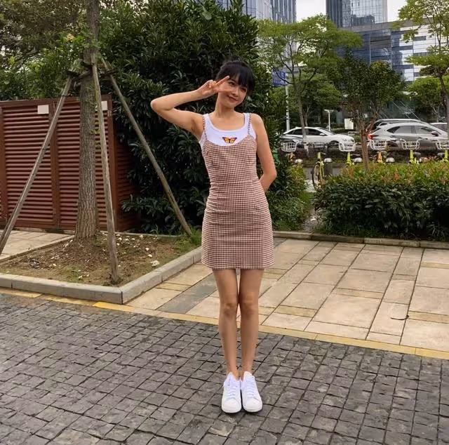 27歲孫怡小腹突出一塊,自爆孕期體重才112斤,這身材也太A了
