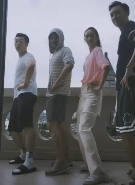 童瑤太豪放!露"螞蚱肚"又細又白和男人跳舞,富豪老公管不住了?