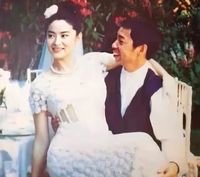 看下巴就有福氣!現在大火的露胃裝,林青霞26年前婚禮上就玩過了