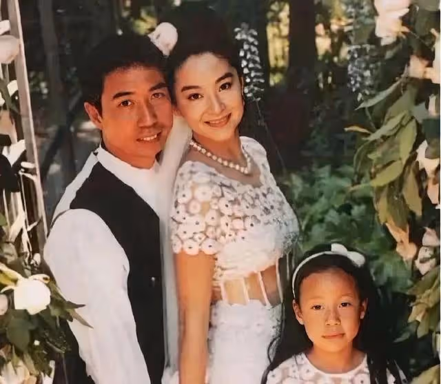 看下巴就有福氣!現在大火的露胃裝,林青霞26年前婚禮上就玩過了