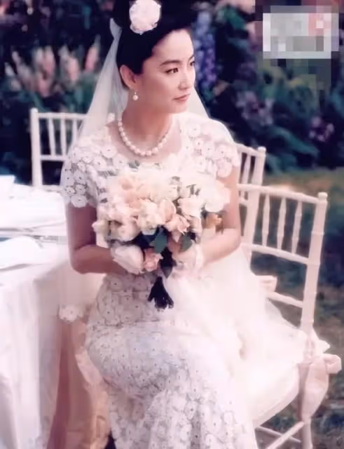 看下巴就有福氣!現在大火的露胃裝,林青霞26年前婚禮上就玩過了