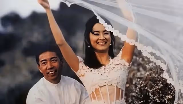 看下巴就有福氣!現在大火的露胃裝,林青霞26年前婚禮上就玩過了
