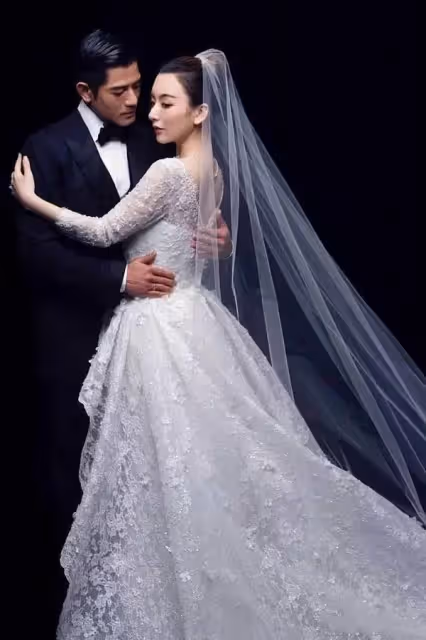 看下巴就有福氣!現在大火的露胃裝,林青霞26年前婚禮上就玩過了