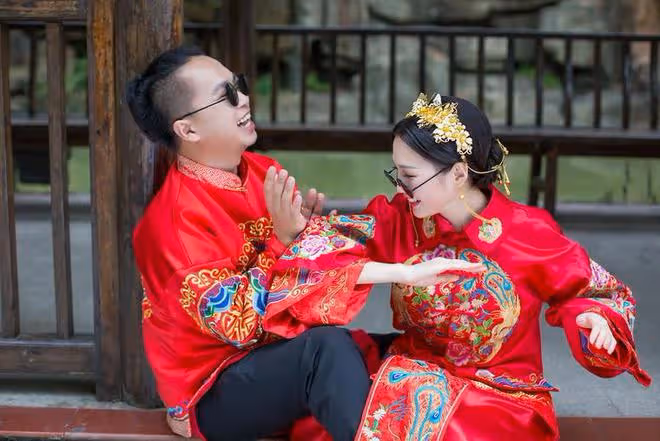 看下巴就有福氣!現在大火的露胃裝,林青霞26年前婚禮上就玩過了