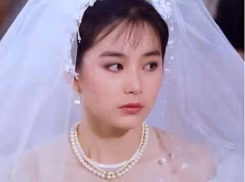 看下巴就有福氣!現在大火的露胃裝,林青霞26年前婚禮上就玩過了