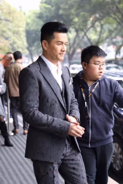 呂良偉兒子小200斤身材，黑衣壯實摟親媽像大佬，長得樸實接地氣