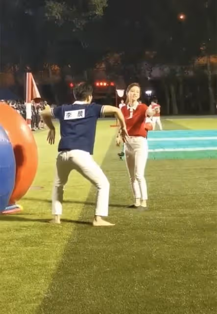 Angelababy五五身材有168cm?穿低腰白褲現假大胯,大腿顯粗壯
