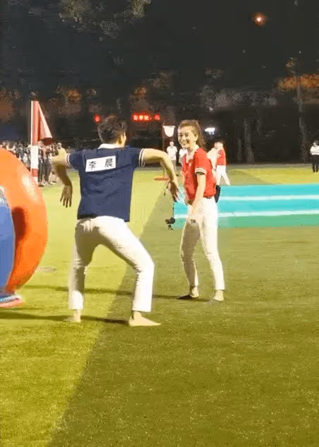 Angelababy五五身材有168cm?穿低腰白褲現假大胯,大腿顯粗壯