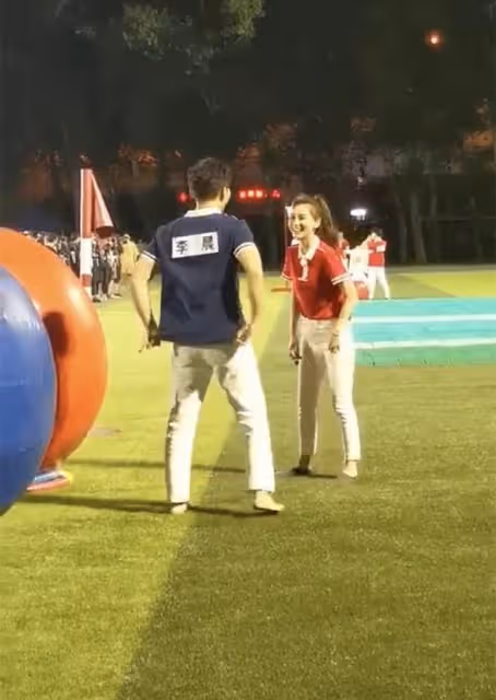 Angelababy五五身材有168cm?穿低腰白褲現假大胯,大腿顯粗壯