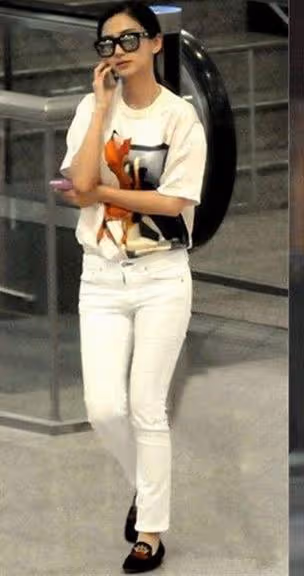 Angelababy五五身材有168cm?穿低腰白褲現假大胯,大腿顯粗壯