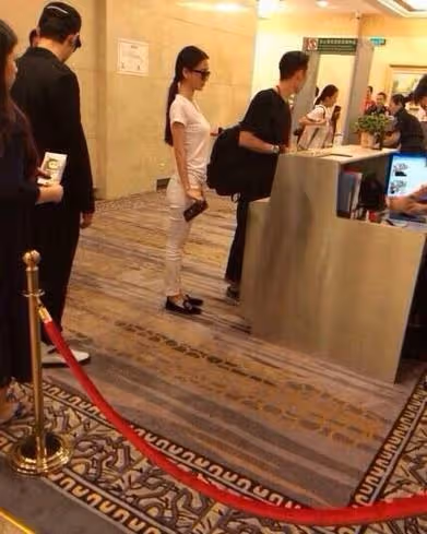 Angelababy五五身材有168cm?穿低腰白褲現假大胯,大腿顯粗壯