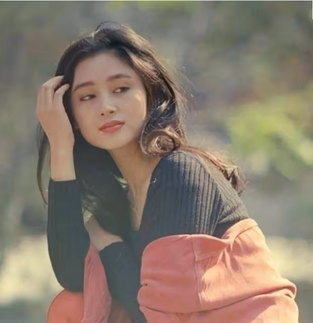 56歲陳紅太放得開了！穿禮服裙把肩帶還去掉，陳凱歌在旁笑得勉強