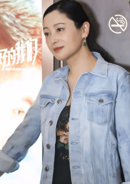 56歲陳紅太放得開了！穿禮服裙把肩帶還去掉，陳凱歌在旁笑得勉強