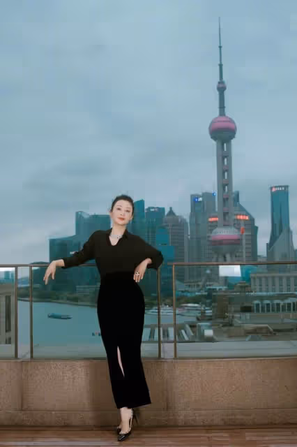 56歲陳紅太放得開了！穿禮服裙把肩帶還去掉，陳凱歌在旁笑得勉強