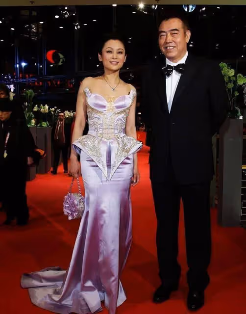 56歲陳紅太放得開了!穿禮服裙把肩帶還去掉,陳凱歌在旁笑得勉強