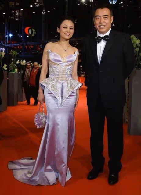 56歲陳紅太放得開了!穿禮服裙把肩帶還去掉,陳凱歌在旁笑得勉強