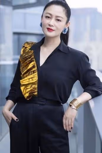56歲陳紅太放得開了!穿禮服裙把肩帶還去掉,陳凱歌在旁笑得勉強