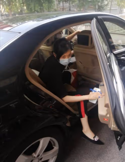 56歲周濤上班接地氣!發質濃密又黑,休閒褲配黑襯衫顯最美腰臀比
