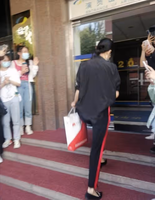 56歲周濤上班接地氣!發質濃密又黑,休閒褲配黑襯衫顯最美腰臀比