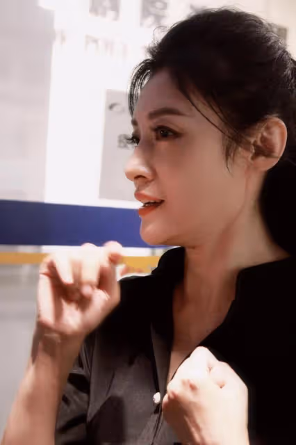 56歲周濤上班接地氣!發質濃密又黑,休閒褲配黑襯衫顯最美腰臀比