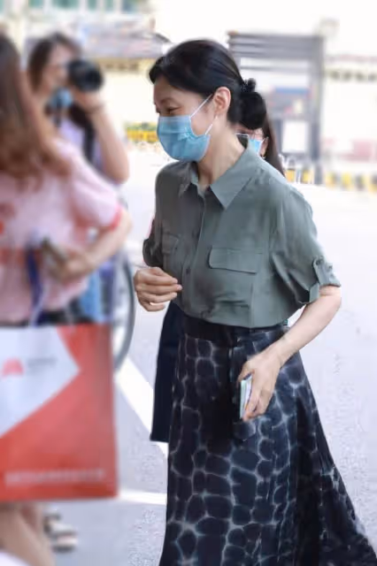 56歲周濤上班接地氣!發質濃密又黑,休閒褲配黑襯衫顯最美腰臀比