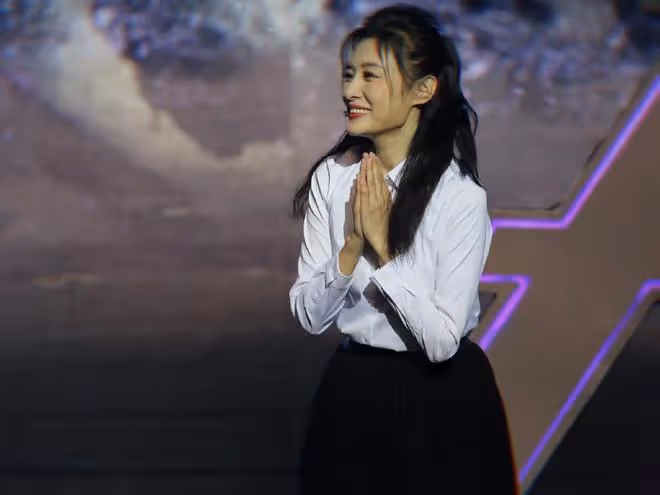 56歲周濤上班接地氣!發質濃密又黑,休閒褲配黑襯衫顯最美腰臀比