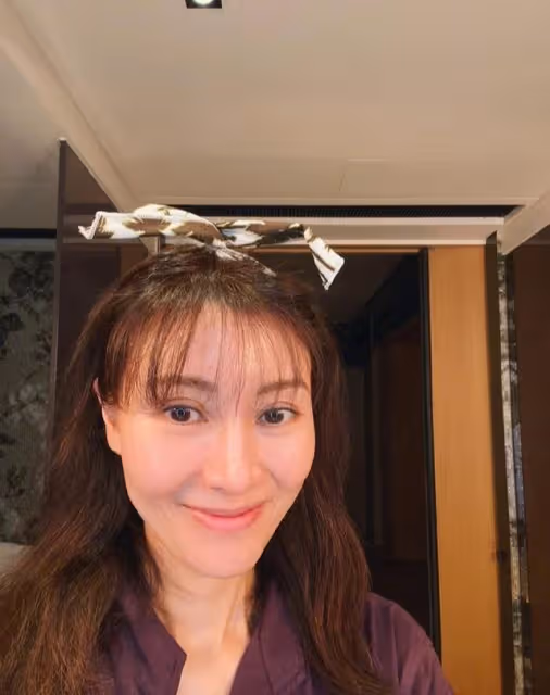 50歲李嘉欣老了也驚艷!久違電梯照又瘦一點,鎖骨和大長腿超吸睛