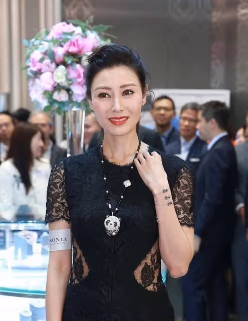 50歲李嘉欣老了也驚艷!久違電梯照又瘦一點,鎖骨和大長腿超吸睛