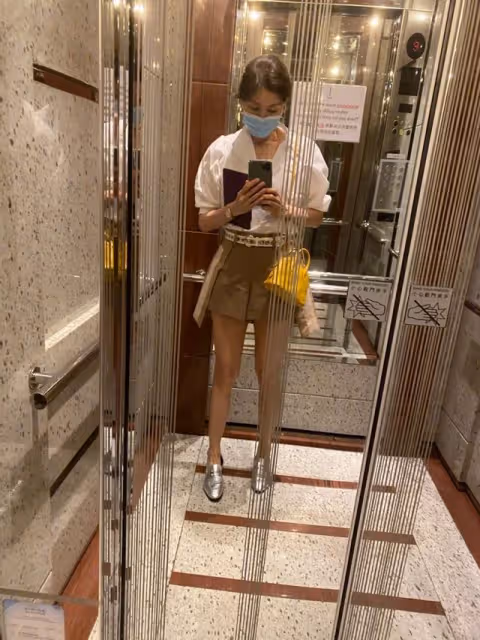 50歲李嘉欣老了也驚艷!久違電梯照又瘦一點,鎖骨和大長腿超吸睛