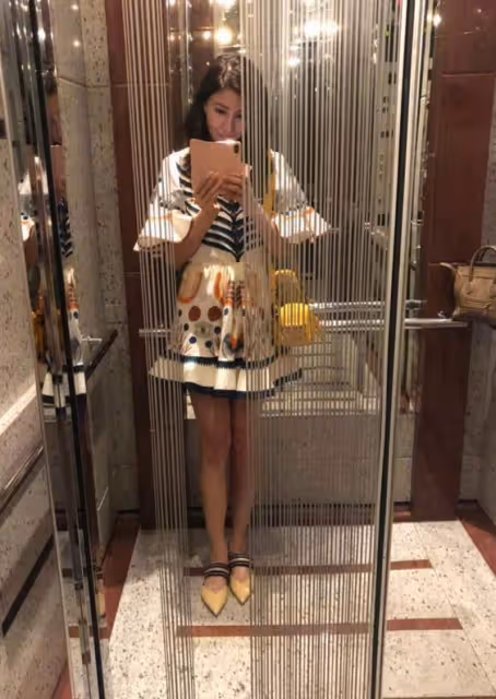 50歲李嘉欣老了也驚艷!久違電梯照又瘦一點,鎖骨和大長腿超吸睛