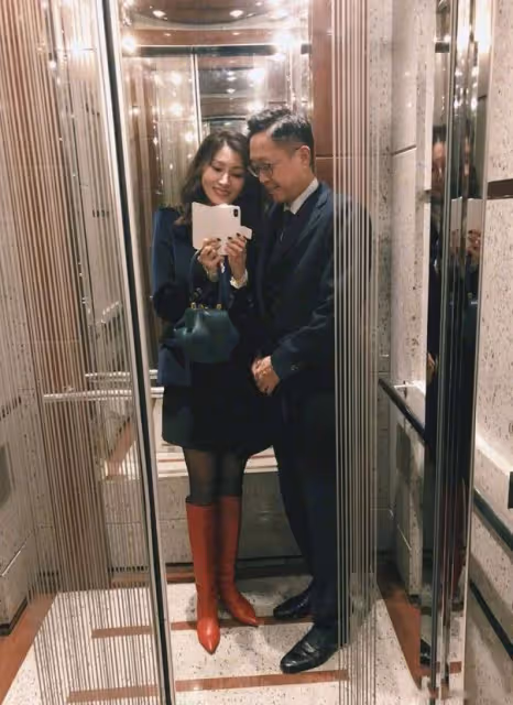 50歲李嘉欣老了也驚艷！久違電梯照又瘦一點，鎖骨和大長腿超吸睛